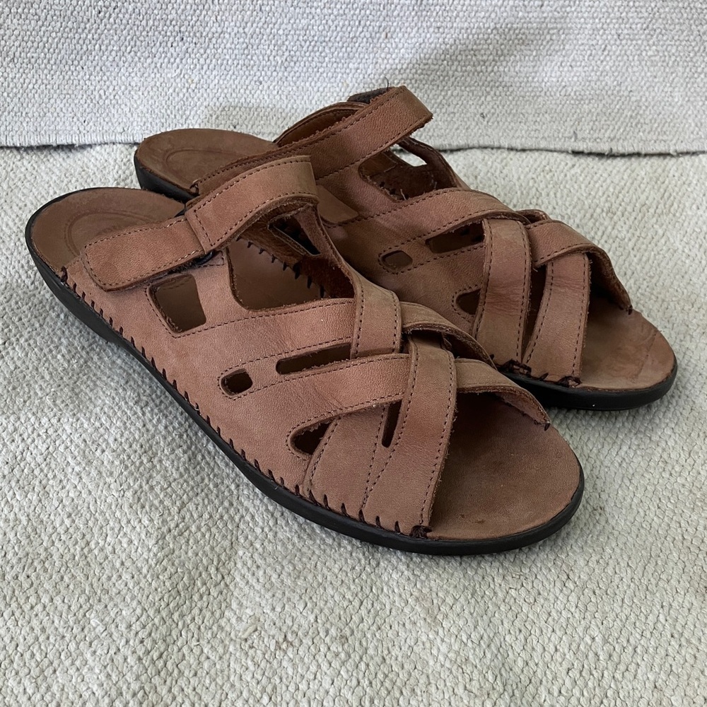 Easy Spirit women’s size 10 (fits like. 9.5 in my opinion) Tan Leather Sandals